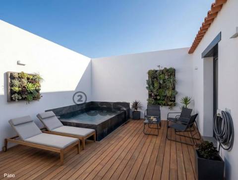 MORADIA T2 EM REMODELAÇÃO TOTAL COM PROJETO MODERNO, PÁTIO E PISCINA