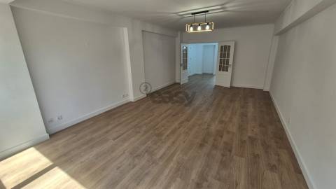 T3 nas Laranjeriras com lugar garagem e arrecadação