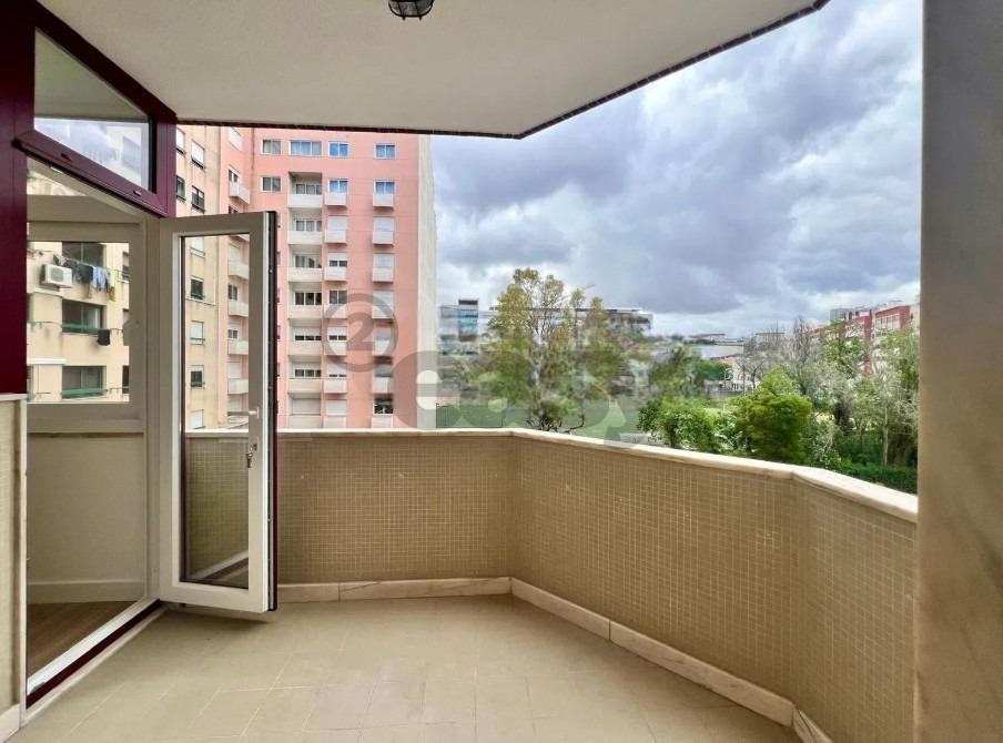 T3 nas Laranjeriras com lugar garagem e arrecadação