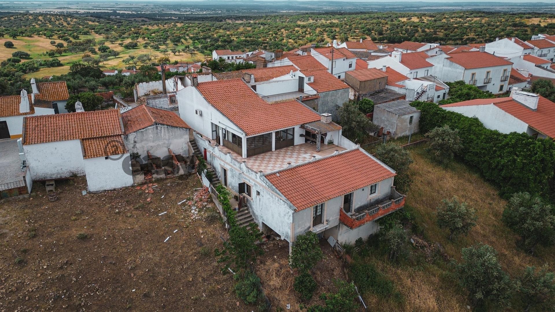 Moradia T3 e Terreno Rústico nas proximidades de Évora