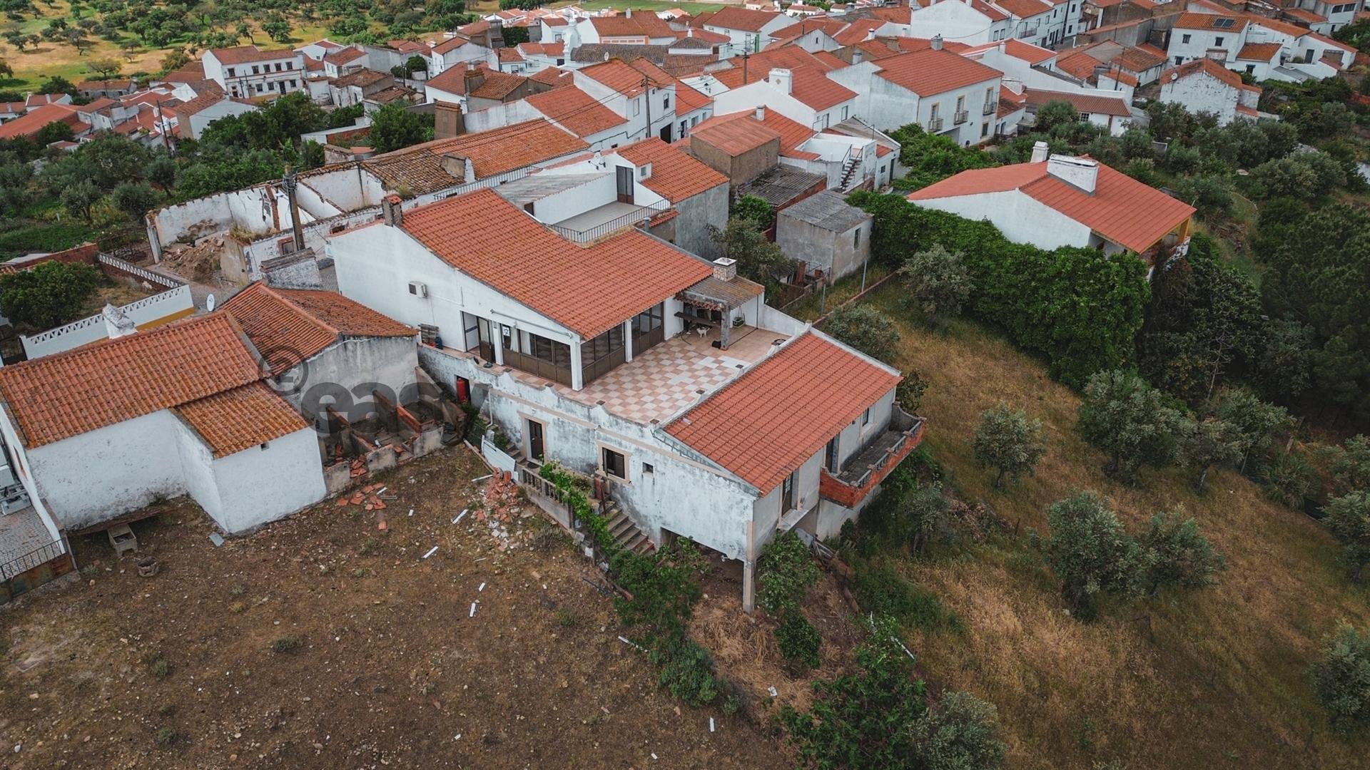 Moradia T3 e Terreno Rústico nas proximidades de Évora