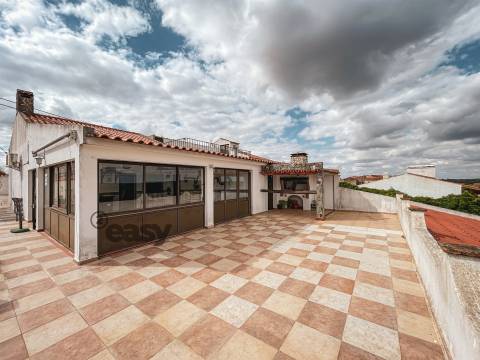Moradia T3 e Terreno Rústico nas proximidades de Évora