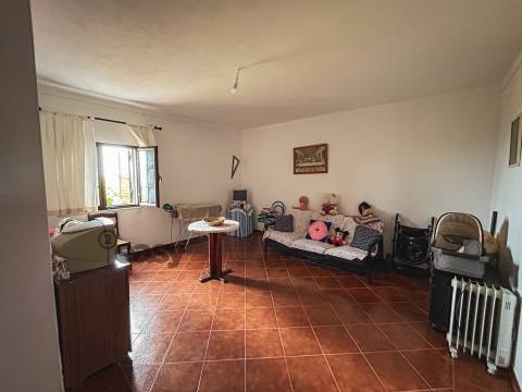 Moradia T3 e Terreno Rústico nas proximidades de Évora