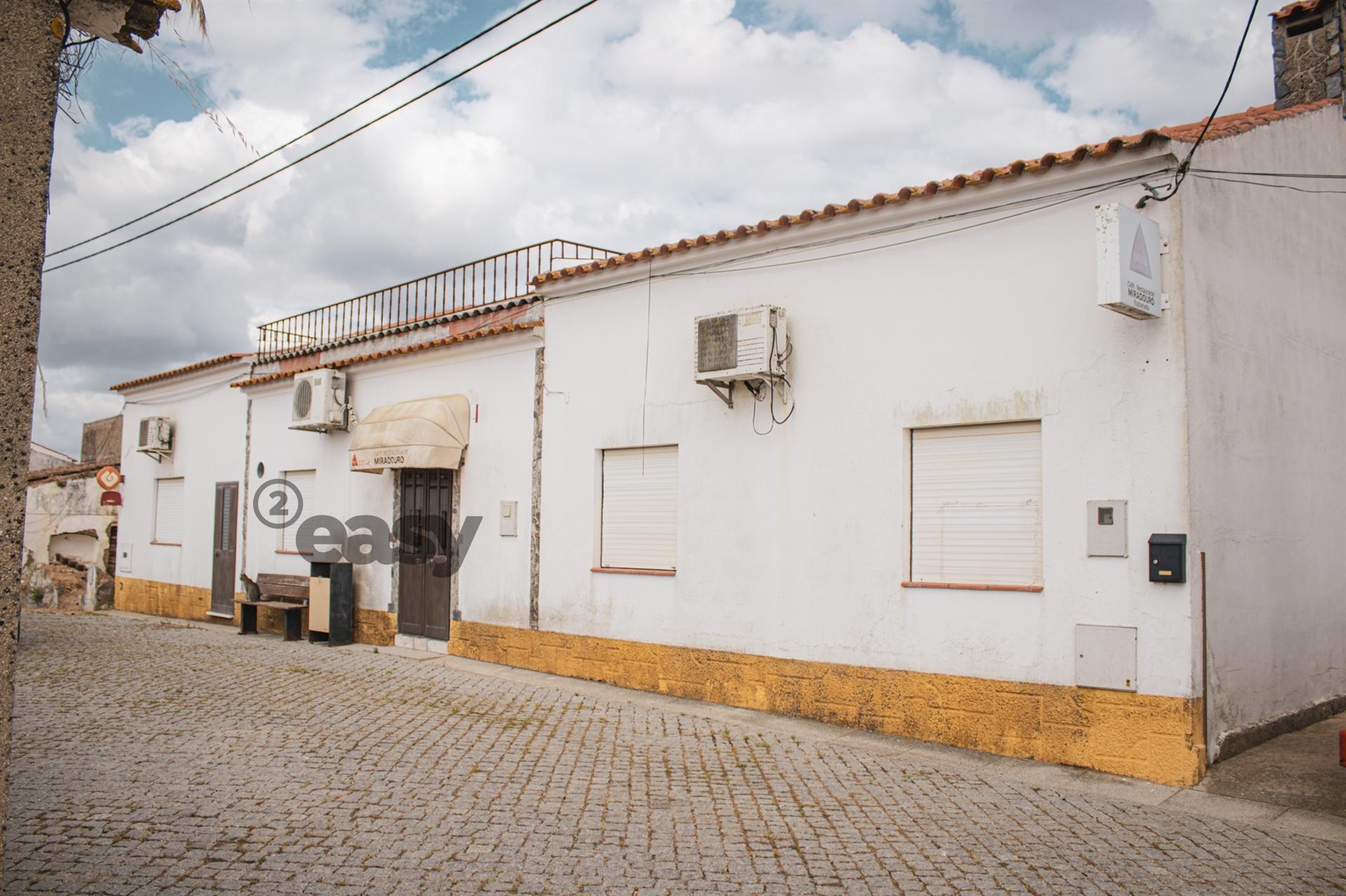 Moradia T3 e Terreno Rústico nas proximidades de Évora