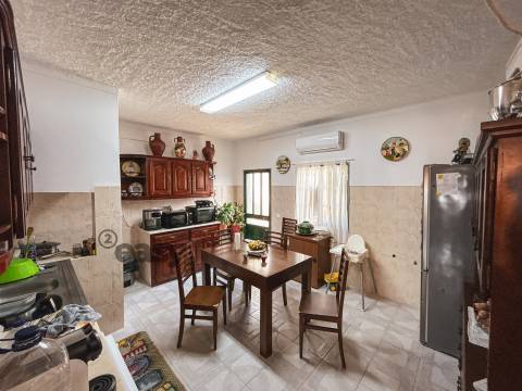 ÉVORA - Moradia T4 com Garagem Box e Logradouro em São Bartolomeu do Outeiro