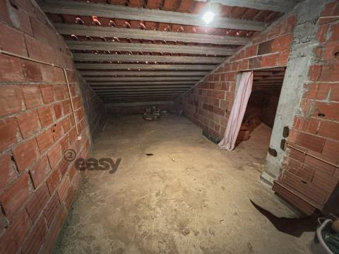 ÉVORA - Moradia T4 com Garagem Box e Logradouro em São Bartolomeu do Outeiro
