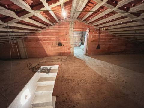 ÉVORA - Moradia T4 com Garagem Box e Logradouro em São Bartolomeu do Outeiro