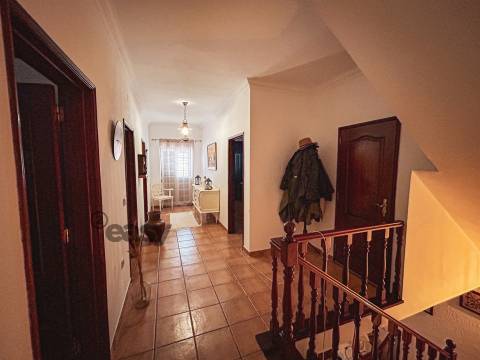 ÉVORA - Moradia T4 com Garagem Box e Logradouro em São Bartolomeu do Outeiro