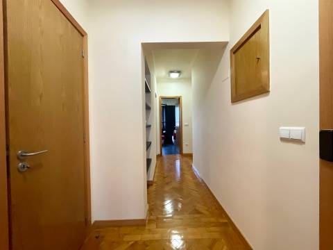 T2 totalmente remodelado equipado e mobilado para arrendar em Benfica, perto da Igreja.