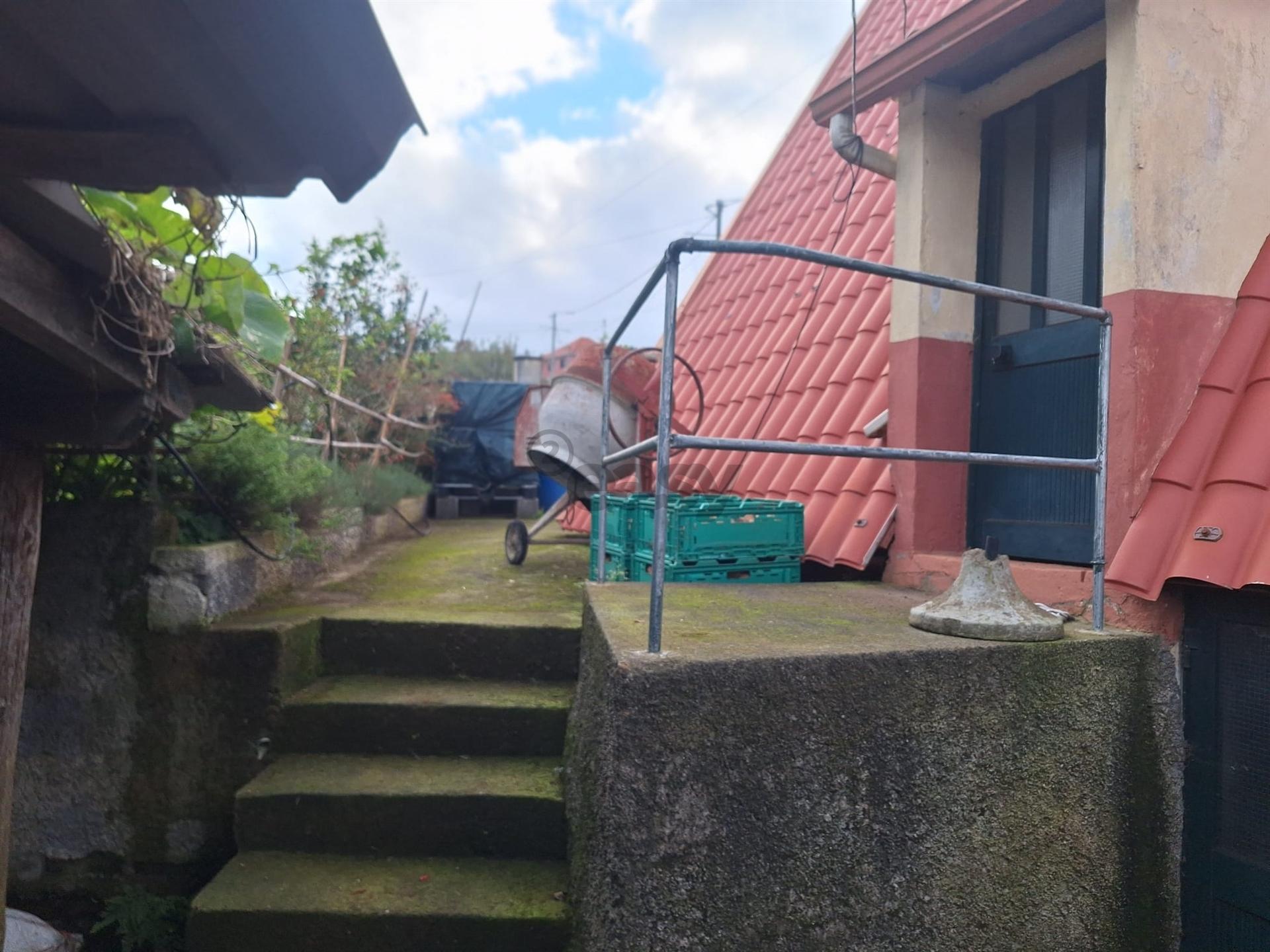 Moradia Típica Madeirense com Enorme Potencial, em Santana