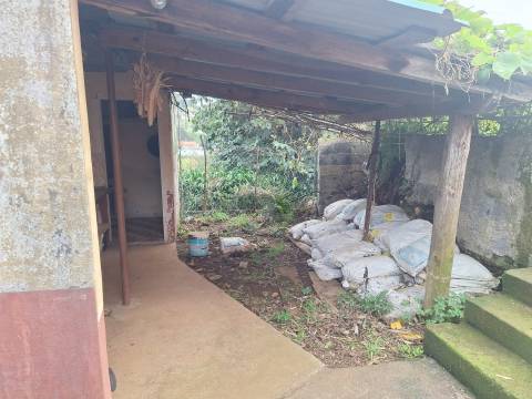 Moradia Típica Madeirense com Enorme Potencial, em Santana