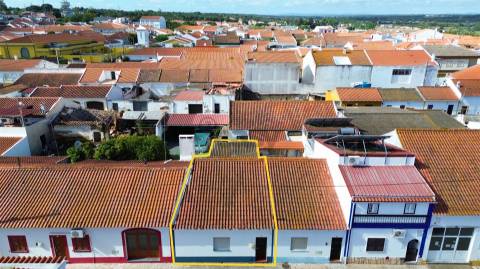 Moradia térrea com espaço exterior no centro histórico de Alvalade Sado