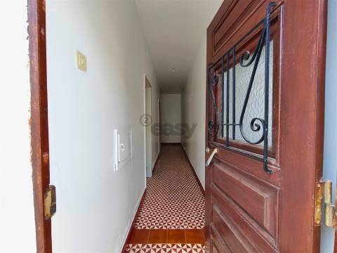 Moradia térrea com espaço exterior no centro histórico de Alvalade Sado