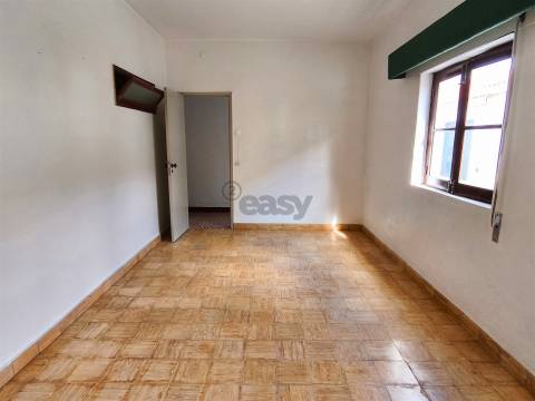 Moradia térrea com espaço exterior no centro histórico de Alvalade Sado