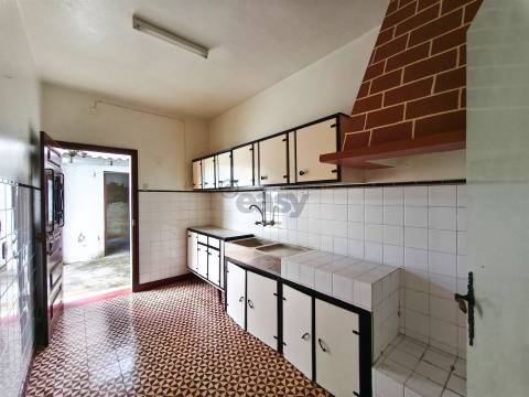 Moradia térrea com espaço exterior no centro histórico de Alvalade Sado