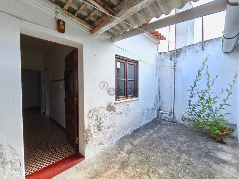 Moradia térrea com espaço exterior no centro histórico de Alvalade Sado