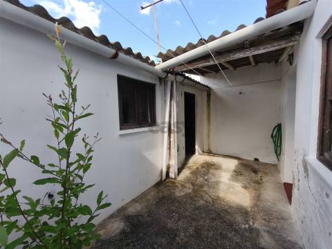 Moradia térrea com espaço exterior no centro histórico de Alvalade Sado