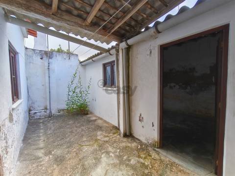 Moradia térrea com espaço exterior no centro histórico de Alvalade Sado