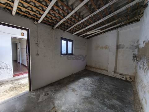 Moradia térrea com espaço exterior no centro histórico de Alvalade Sado