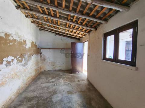 Moradia térrea com espaço exterior no centro histórico de Alvalade Sado