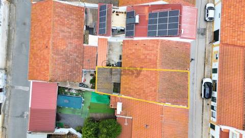 Moradia térrea com espaço exterior no centro histórico de Alvalade Sado