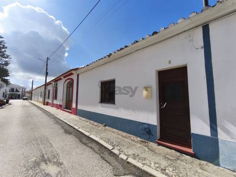 Moradia térrea com espaço exterior no centro histórico de Alvalade Sado