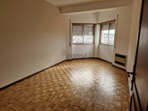 Apartamento T3 em Odivelas com lugar de parqueamento e arrecadação, vista desafogada e panorâmica