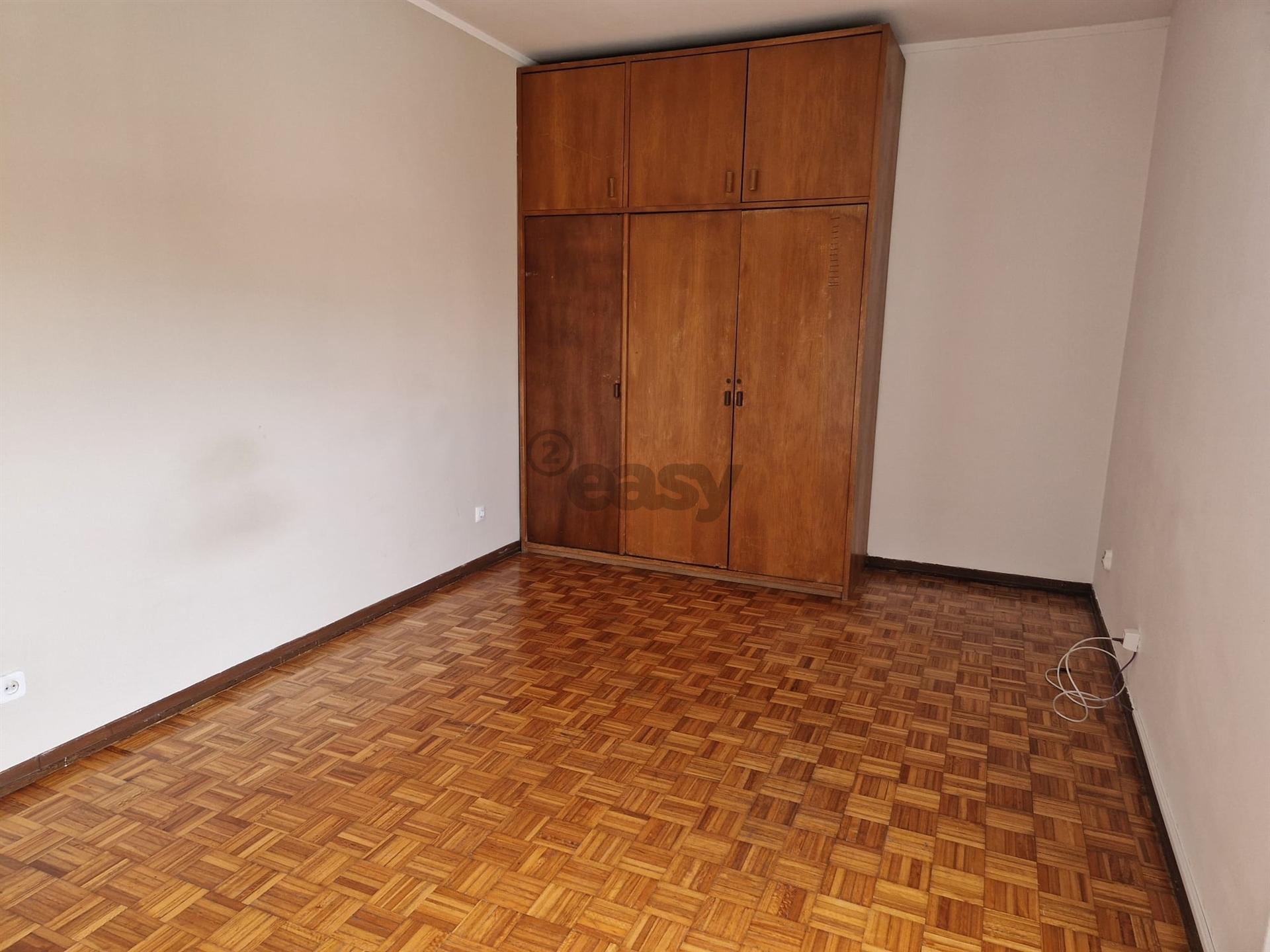 Apartamento T3 em Odivelas com lugar de parqueamento e arrecadação, vista desafogada e panorâmica