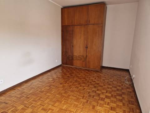 Apartamento T3 em Odivelas com lugar de parqueamento e arrecadação, vista desafogada e panorâmica