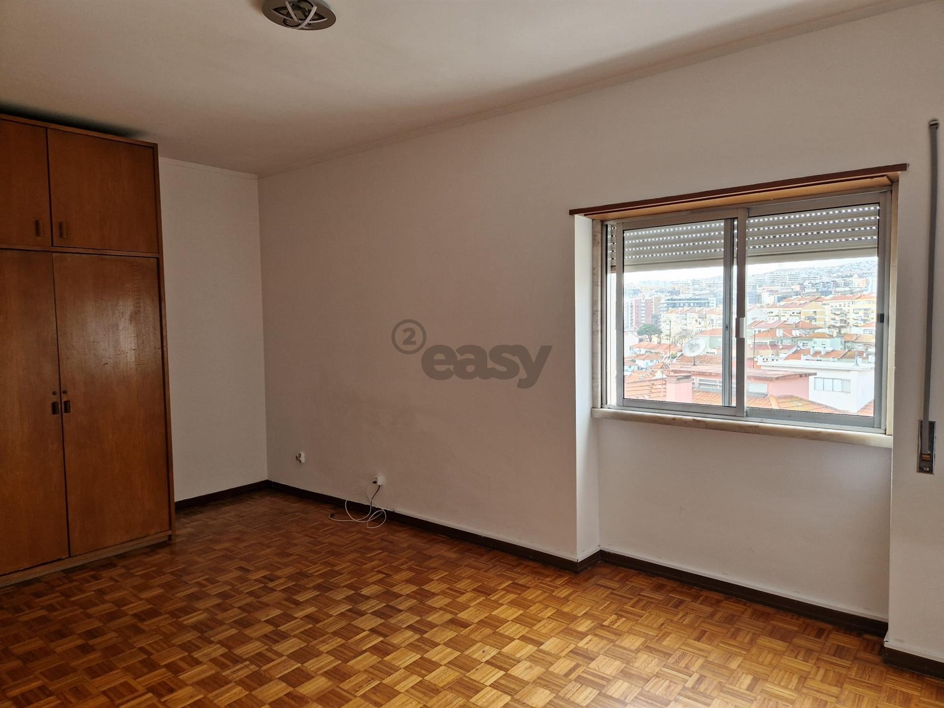 Apartamento T3 em Odivelas com lugar de parqueamento e arrecadação, vista desafogada e panorâmica