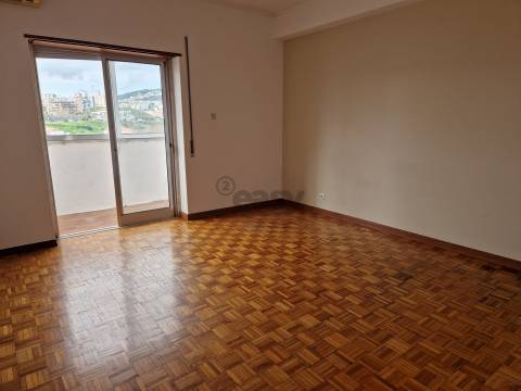Apartamento T3 em Odivelas com lugar de parqueamento e arrecadação, vista desafogada e panorâmica