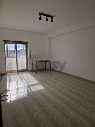 Apartamento T3 em Odivelas com lugar de parqueamento e arrecadação, vista desafogada e panorâmica