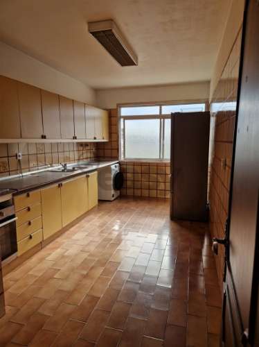 Apartamento T3 em Odivelas com lugar de parqueamento e arrecadação, vista desafogada e panorâmica