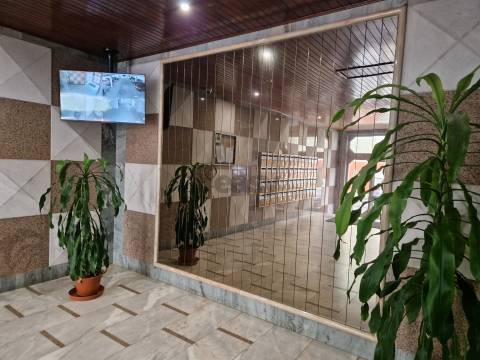 Apartamento T3 em Odivelas com lugar de parqueamento e arrecadação, vista desafogada e panorâmica
