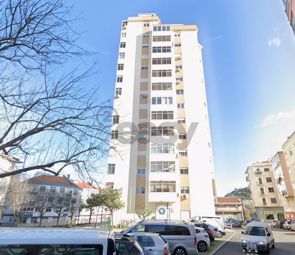 Apartamento T3 em Odivelas com lugar de parqueamento e arrecadação, vista desafogada e panorâmica