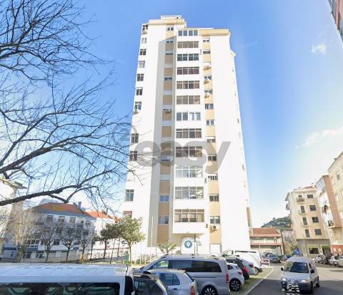 Apartamento T3 em Odivelas com lugar de parqueamento e arrecadação, vista desafogada e panorâmica