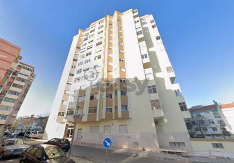 Apartamento T3 em Odivelas com lugar de parqueamento e arrecadação, vista desafogada e panorâmica
