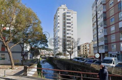 Apartamento T3 em Odivelas com lugar de parqueamento e arrecadação, vista desafogada e panorâmica
