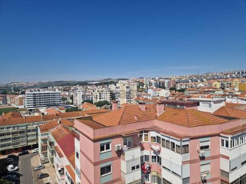 Apartamento T3 em Odivelas com lugar de parqueamento e arrecadação, vista desafogada e panorâmica