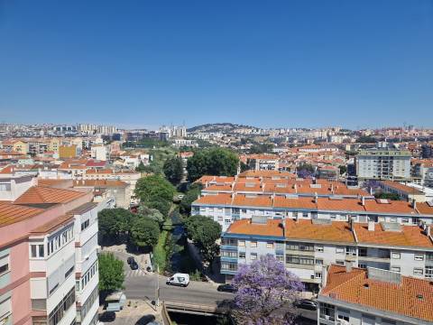 Apartamento T3 em Odivelas com lugar de parqueamento e arrecadação, vista desafogada e panorâmica