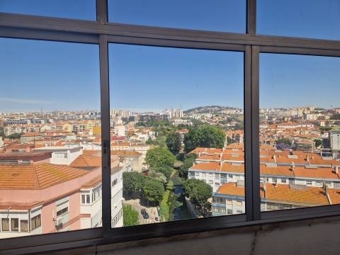 Apartamento T3 em Odivelas com lugar de parqueamento e arrecadação, vista desafogada e panorâmica