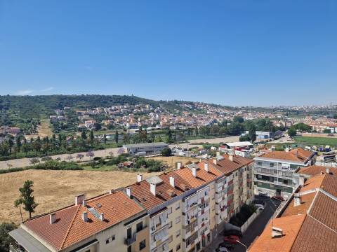 Apartamento T3 em Odivelas com lugar de parqueamento e arrecadação, vista desafogada e panorâmica