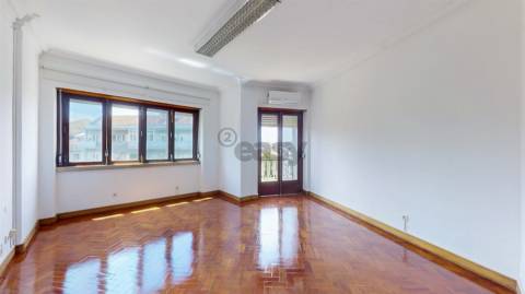 Escritório T5 no Conde Redondo em Lisboa