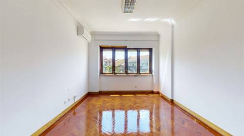 Escritório T5 no Conde Redondo em Lisboa