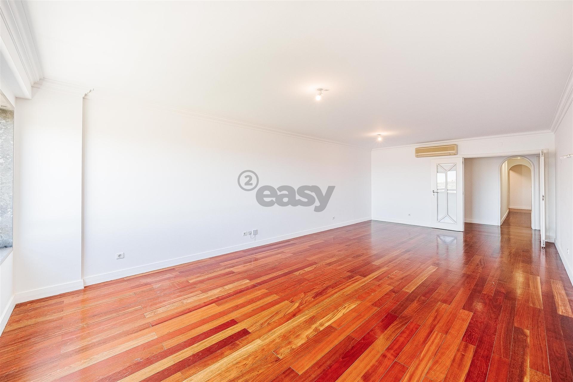 Apartamento 8 assoalhadas em Odivelas