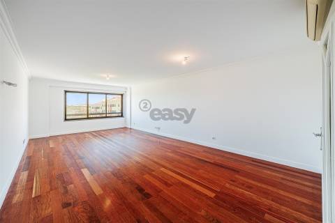 Apartamento 8 assoalhadas em Odivelas