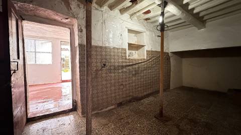 Moradia T2 com Logradouro e Poço no Centro Histórico de Borba| Projeto de Remodelação Incluído