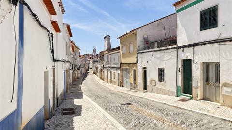 Moradia T2 com Logradouro e Poço no Centro Histórico de Borba| Projeto de Remodelação Incluído