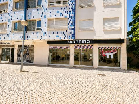 Loja 81 m² de área bruta com saída de fumos
