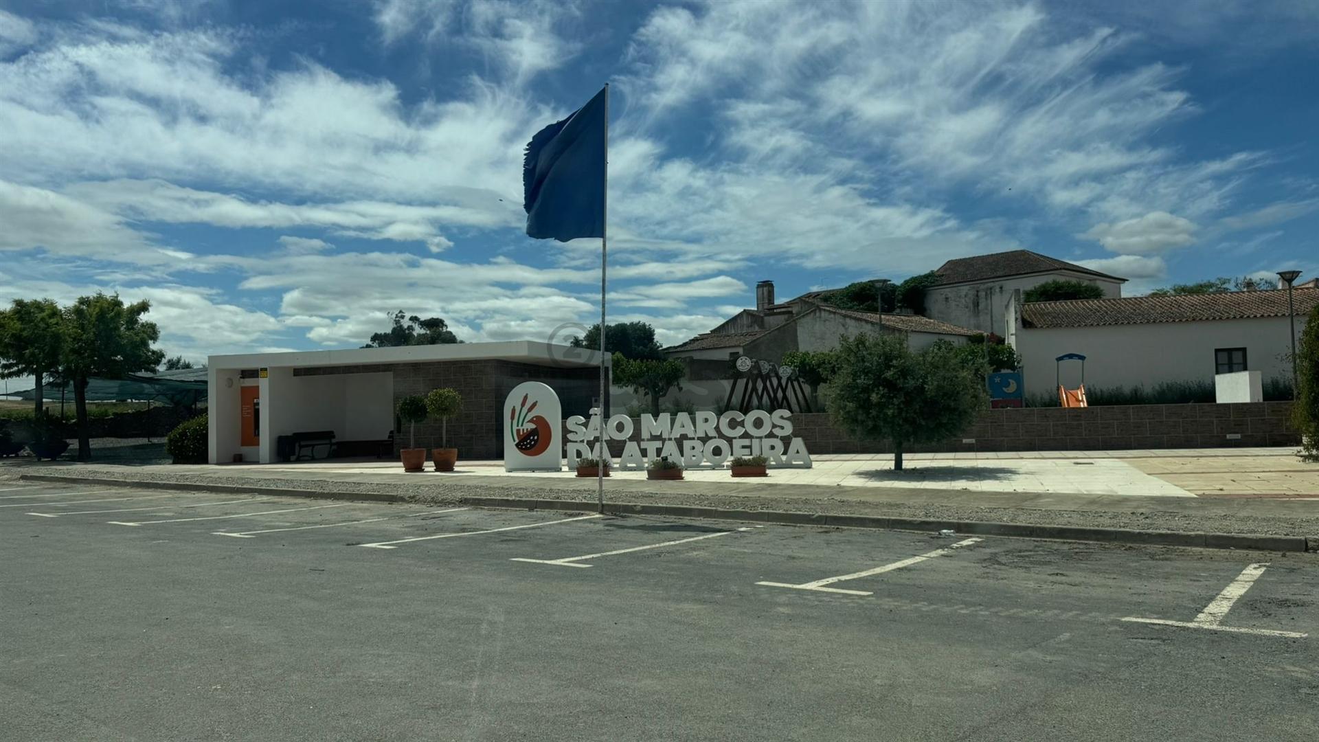 Moradia Térrea com 6 divisões e Quintal para remodelar